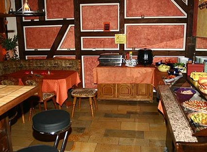 Buffet und Sitzecke im Bistro.
