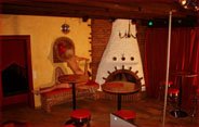 Kamin und Sitzbank im Kaminzimmer.