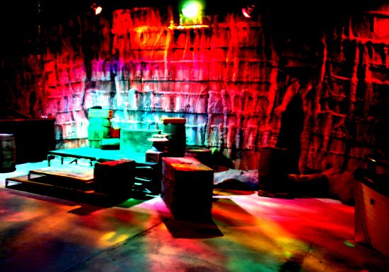 Lounge der Titanik mit Sitzblöcken und farbigem Licht.